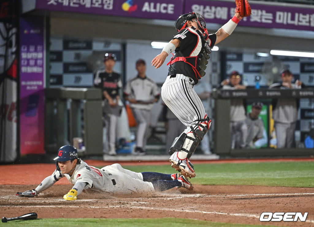 28일 부산 사직야구장에서 2026 신한 SOL KBO 리그 롯데 자이언츠와 LG 트윈스의 경기가 열렸다. 홈팀 롯데는 김진욱이, 방문팀 LG는 이정용이 선발 출전했다.롯데 자이언츠 황성빈이 8회말 2사 2루 고승민의 1루수 내야 안타때 홈에서 세이프되고 있다. 2026.05.28 / foto0307@osen.co.kr