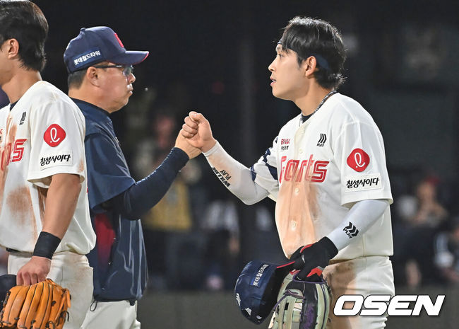 [OSEN=부산, 이석우 기자] 28일 부산 사직야구장에서 2026 신한 SOL KBO 리그 롯데 자이언츠와 LG 트윈스의 경기가 열렸다. 홈팀 롯데는 김진욱이, 방문팀 LG는 이정용이 선발 출전했다.롯데 자이언츠 김태형 감독이 LG 트윈스에 8-5로 승리한 후 황성빈과 하이파이브를 하고 있다. 2026.05.28 / foto0307@osen.co.kr
