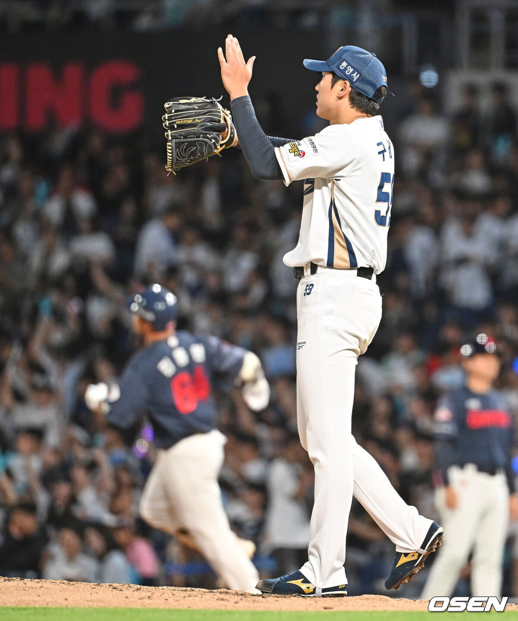 29일 창원NC파크에서 2026 신한 SOL KBO 리그 NC 다이노스와 롯데 자이언츠의 경기가 열렸다. 홈팀 NC는 구창모가, 방문팀 롯데는 박세웅이 선발 출전했다. NC 다이노스 선발투수 구창모가 8회초 롯데 자이언츠 김동현의 타구를 잡은 박건우에게 감사하고 있다. 2026.05.29 / foto0307@osen.co.kr
