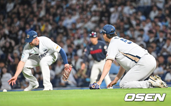 [OSEN=창원, 이석우 기자] 29일 창원NC파크에서 2026 신한 SOL KBO 리그 NC 다이노스와 롯데 자이언츠의 경기가 열렸다. 홈팀 NC는 구창모가, 방문팀 롯데는 박세웅이 선발 출전했다. NC 다이노스 전사민이 연장 10회초 무사 1루 롯데 자이언츠 전민재의 희생번트를 잡지 못하는 실책을 범하고 있다. 2026.05.29 / foto0307@osen.co.kr