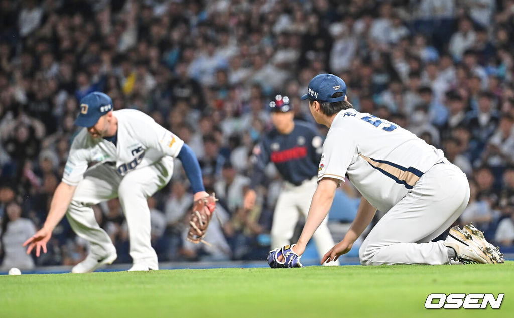 29일 창원NC파크에서 2026 신한 SOL KBO 리그 NC 다이노스와 롯데 자이언츠의 경기가 열렸다. 홈팀 NC는 구창모가, 방문팀 롯데는 박세웅이 선발 출전했다. NC 다이노스 전사민이 연장 10회초 무사 1루 롯데 자이언츠 전민재의 희생번트를 잡지 못하는 실책을 범하고 있다. 2026.05.29 / foto0307@osen.co.kr