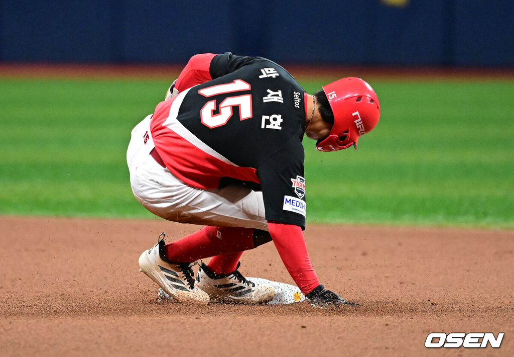 28일 오후 서울 고척스카이돔에서 2026 신한 SOL KBO리그 키움 히어로즈와 KIA 타이거즈의 경기가 열렸다.이날 키움은 케니 로젠버그, KIA는 황동하를 선발로 내세웠다.6회초 2사 1,3루에서 KIA 박재현이 2루 도루에 성공하고 있다. 2026.05.28 / jpnews@osen.co.kr