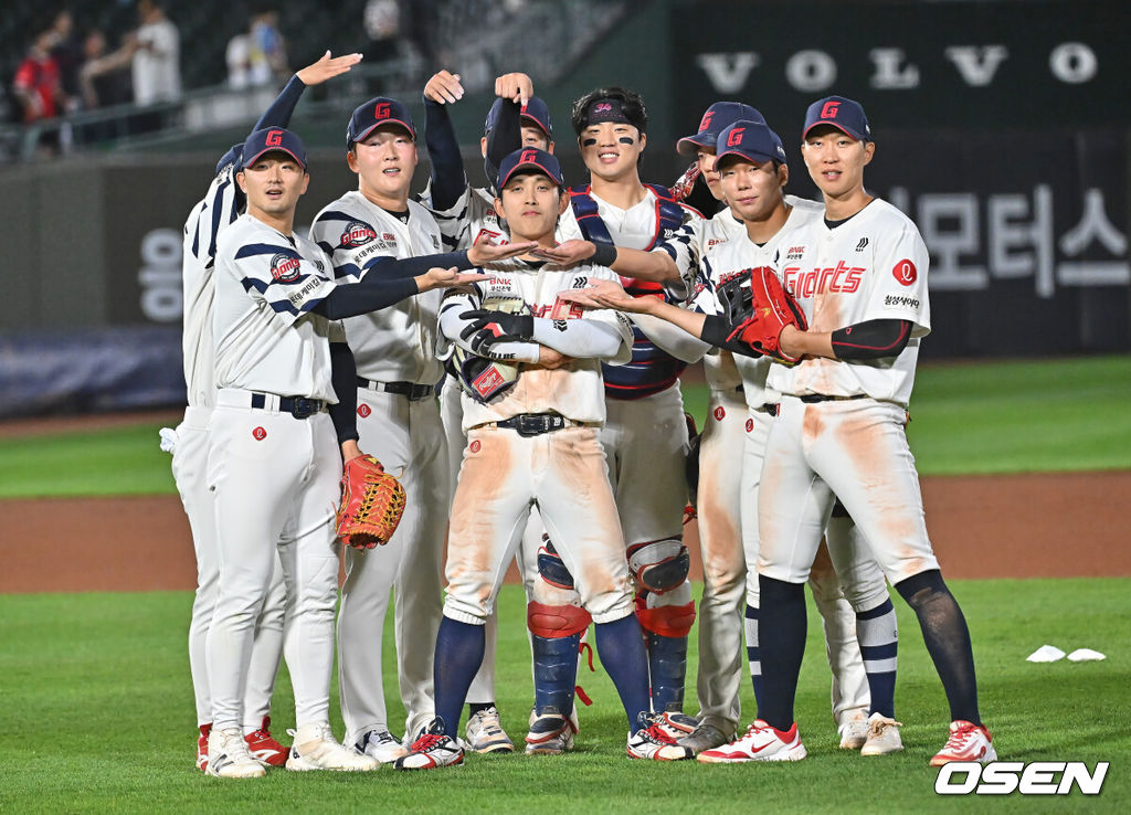 28일 부산 사직야구장에서 2026 신한 SOL KBO 리그 롯데 자이언츠와 LG 트윈스의 경기가 열렸다. 홈팀 롯데는 김진욱이, 방문팀 LG는 이정용이 선발 출전했다.롯데 자이언츠 황성빈과 선수들이 LG 트윈스에 8-5로 승리한 후 기념촬영을 하고 있다. 2026.05.28 / foto0307@osen.co.kr