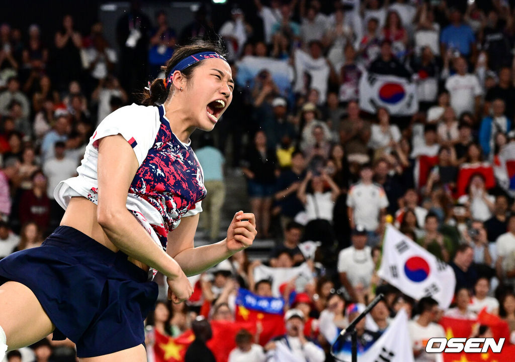 '셔틀콕 여제' 안세영(22, 삼성생명)이 꿈에 그리던 올림픽 금메달을 목에 걸었다.세계 랭킹 1위 안세영은 5일 오후(한국시간) 프랑스 파리 포르트 드 라샤펠 경기장에서 열린 2024 파리올림픽 배드민턴 여자 단식 결승전에서 랭킹 9위 허빙자오(중국)를 2-0으로 꺾고 금메달을 획득 했다.  한국 안세영이 금메달을 확정지은 뒤 포효하고 있다. 2024.08.05 / dreamer@osen.co.kr