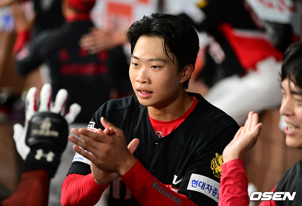 27일 오후 서울 고척스카이돔에서 2026 신한 SOL KBO리그 키움 히어로즈와 KIA 타이거즈의 경기가 열렸다.이날 키움은 라울 알칸타라, KIA는 제임스 네일을 선발로 내세웠다.8회초 2사 만루에서 KIA 박재현이 나성범이 싹쓸이 3타점 적시 2루타에 기뻐하고 있다. 2026.05.27 / jpnews@osen.co.kr