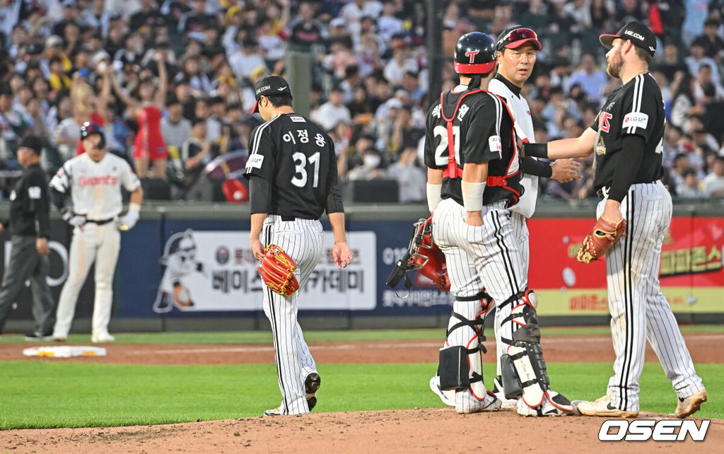 28일 부산 사직야구장에서 2026 신한 SOL KBO 리그 롯데 자이언츠와 LG 트윈스의 경기가 열렸다. 홈팀 롯데는 김진욱이, 방문팀 LG는 이정용이 선발 출전했다.LG 트윈스 이정용이 3회말 교체되고 있다. 2026.05.28 / foto0307@osen.co.kr