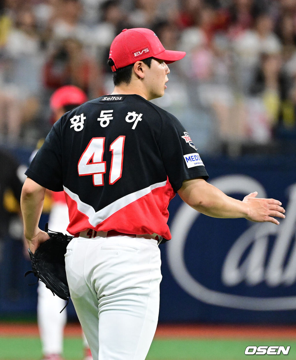 28일 오후 서울 고척스카이돔에서 2026 신한 SOL KBO리그 키움 히어로즈와 KIA 타이거즈의 경기가 열렸다.이날 키움은 케니 로젠버그, KIA는 황동하를 선발로 내세웠다.5회말 2사 1루에서 KIA 황동하가 키움 서건창을 2루땅볼로 처리하며 기뻐하고 있다. 2026.05.28 / jpnews@osen.co.kr