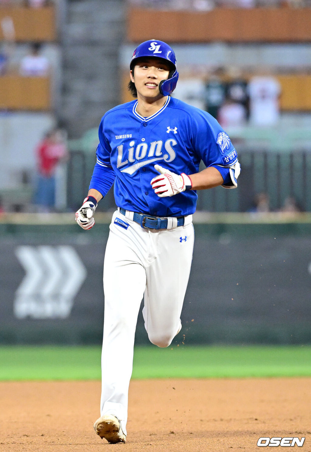 28일 인천 SSG랜더스필드에서 ‘2026 신한 SOL Bank KBO리그’ SSG 랜더스와 삼성 라이온즈의 경기가 열렸다.홈팀 SSG는 히라모토 긴지로, 방문팀 삼성은 최원태를 선발로 내세웠다.5회초 무사 선두타자로 나선 삼성 이재현이 달아나는 좌중간 솔로포를 날리고 그라운드를 돌고 있다. 2026.05.28 / dreamer@osen.co.kr