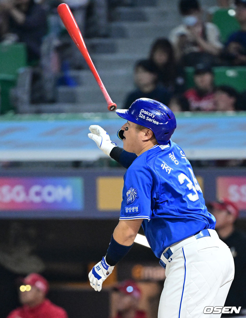 28일 인천 SSG랜더스필드에서 ‘2026 신한 SOL Bank KBO리그’ SSG 랜더스와 삼성 라이온즈의 경기가 열렸다.홈팀 SSG는 히라모토 긴지로, 방문팀 삼성은 최원태를 선발로 내세웠다.7회초 1사 1, 2루 상황 삼성 최형우가 달아나는 우월 스리런포를 날리고 있다. 2026.05.28 / dreamer@osen.co.kr