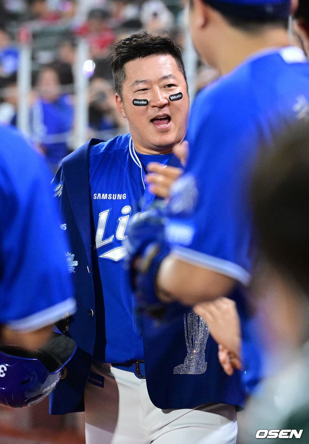 28일 인천 SSG랜더스필드에서 ‘2026 신한 SOL Bank KBO리그’ SSG 랜더스와 삼성 라이온즈의 경기가 열렸다.홈팀 SSG는 히라모토 긴지로, 방문팀 삼성은 최원태를 선발로 내세웠다.7회초 1사 1, 2루 상황 삼성 최형우가 달아나는 우월 스리런포를 날리고 더그아웃 동료들과 기뻐하고 있다. 2026.05.28 / dreamer@osen.co.kr