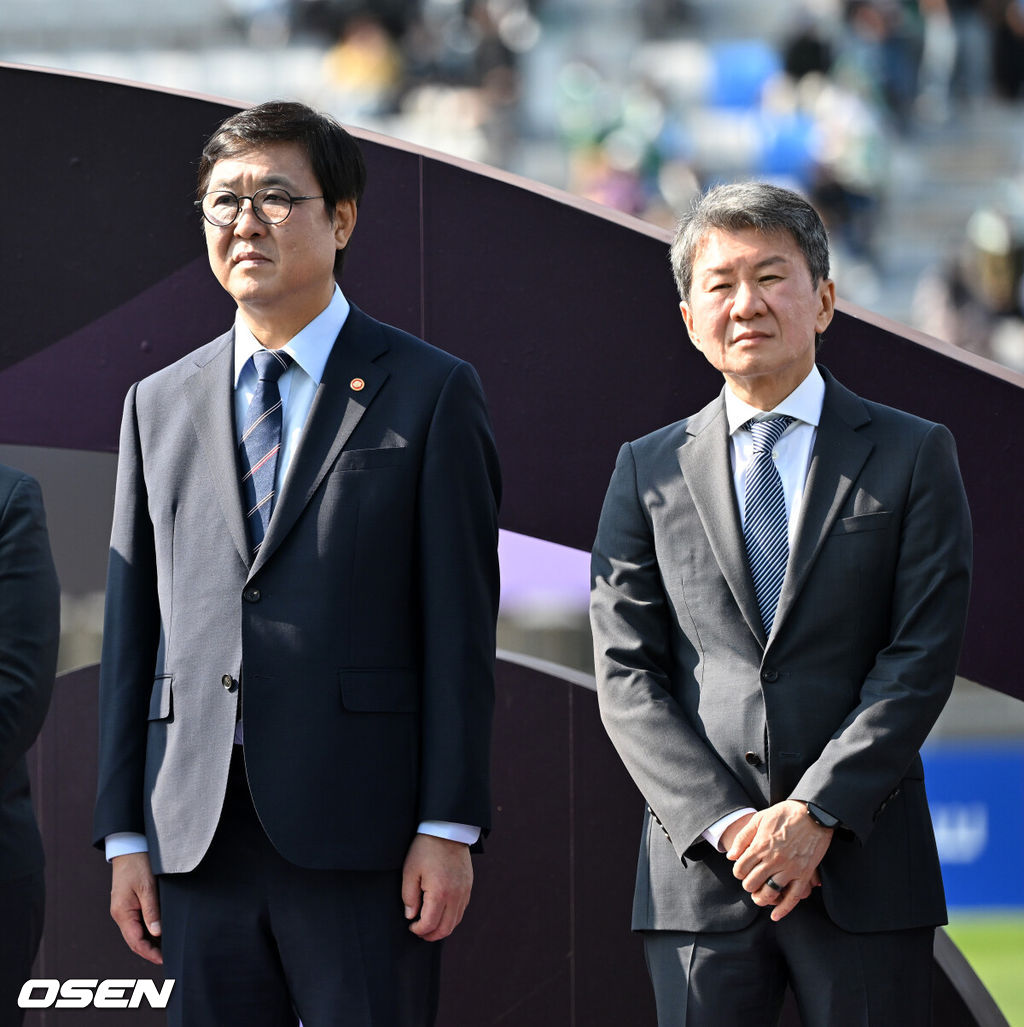 우승컵도, 100만 달러(약 15억 원) 우승 상금도 북한 내고향여자축구단 차지가 됐다. 논란 속 한국에서 열린 결승전에서 내고향은 일본 도쿄 베르디 벨레자를 꺾고 아시아 정상에 올랐다. 경기장 분위기 역시 마지막까지 씁쓸함을 남겼다.내고향은 23일 오후 수원종합운동장에서 열린 2025-2026 아시아축구연맹(AFC) 여자 챔피언스리그(AWCL) 결승전에서 도쿄 베르디를 1-0으로 꺾고 우승을 차지했다. 이날 공식 관중은 2670명이었다.경기 종료 후 최휘영 문화체육관광부 장관, 정몽규 대한축구협회 회장이 시상식에 참석하고 있다. 2026.05.23 /sunday@osen.co.kr