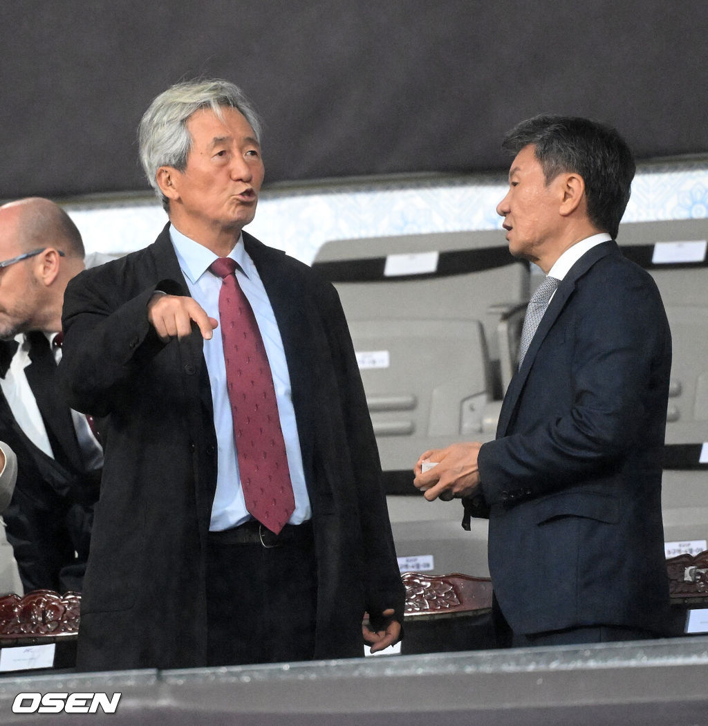 수원FC 위민은 20일 수원종합운동장에서 열린 2025-2026시즌 아시아축구연맹(AFC) 여자 챔피언스리그(AWCL) 4강전에서 북한 평양 내고향여자축구단과 경기에서 1-2로 패배했다.경기에 앞서 정몽준 아산재단 이사장이 정몽규 대한축구협회장과 이야기를 나누고 있다. 2026.05.20 /sunday@osen.co.kr