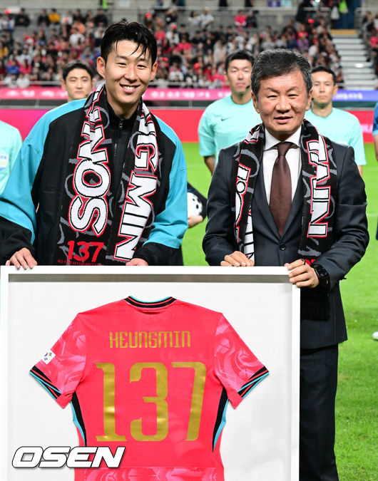 [OSEN=서울월드컵경기장, 조은정 기자]한국 축구가 안방에서 '남미 강호' 파라과이를 물리치며 사상 최초의 2026 국제축구연맹(FIFA) 북중미 월드컵 포트 2 확보에 청신호를 켰다.한국 축구대표팀은 14일 오후 8시&nbsp;서울월드컵경기장에서 열린 A매치&nbsp;친선 경기에서 파라과이를 2-0으로 제압했다. 지난 10일 일본 원정에서 2-2로 비기고 온 파라과이는 한국에 덜미를 잡히며 10월 아시아 투어를 1무 1패로 마감하게 됐다.손흥민이 A매치 최다 출장 기념 유니폼을 들고 대한축구협회 정몽규 회장과 포즈를 취하고 있다. 2025.10.14 /cej@osen.co.kr