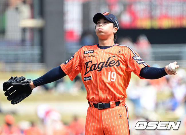 [OSEN=대전, 최규한 기자] 11일 대전 한화생명볼파크에서 ‘2026 신한 SOL KBO리그’ 한화 이글스와 KIA 타이거즈의 경기가 열렸다.홈팀 한화는 왕옌청, 방문팀 KIA는 이의리를 선발로 내세웠다. 1회 투구를 앞두고 한화 선발 왕옌청이 스트레칭을 하고 있다. 2026.04.11 / dreamer@osen.co.kr