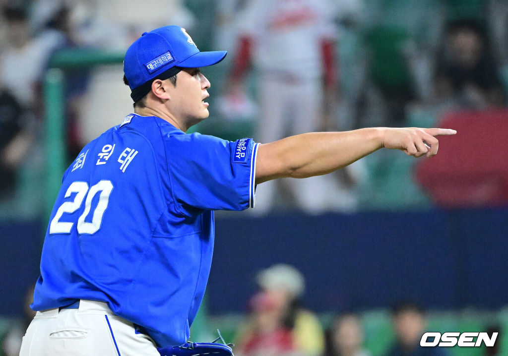28일 인천 SSG랜더스필드에서 ‘2026 신한 SOL Bank KBO리그’ SSG 랜더스와 삼성 라이온즈의 경기가 열렸다.홈팀 SSG는 히라모토 긴지로, 방문팀 삼성은 최원태를 선발로 내세웠다.7회말 2사 2루 상황 삼성 선발 최원태가 SSG 안상현을 삼진으로 이끌며 제스처를 보내고 있다. 2026.05.28 / dreamer@osen.co.kr