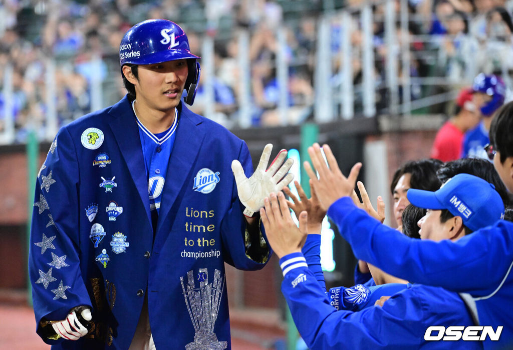 28일 인천 SSG랜더스필드에서 ‘2026 신한 SOL Bank KBO리그’ SSG 랜더스와 삼성 라이온즈의 경기가 열렸다.홈팀 SSG는 히라모토 긴지로, 방문팀 삼성은 최원태를 선발로 내세웠다.8회초 무사 선두타자로 나선 삼성 이재현이 달아나는 좌월 솔로포를 날리고 홈을 밟은 뒤 더그아웃 동료들과 기뻐하고 있다. 2026.05.28 / dreamer@osen.co.kr