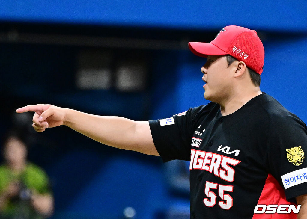 프로야구 KIA 타이거즈가 28일 서울 고척스카이돔에서 열린 2026 신한 SOL KBO리그 키움 히어로즈와의 시즌 6번째 맞대결에서 5-0으로 승리했다. KIA는 3연전 싹쓸이와 함께 파죽의 6연승을 달리며 시즌 28승 1무 22패를 기록했다. 반면 5연패 늪에 빠진 키움은 20승 1무 31패가 됐다. 9회말 1사에서 KIA 한재승이 키움 김웅빈을 삼진 처리하고 있다. 2026.05.28 / jpnews@osen.co.kr