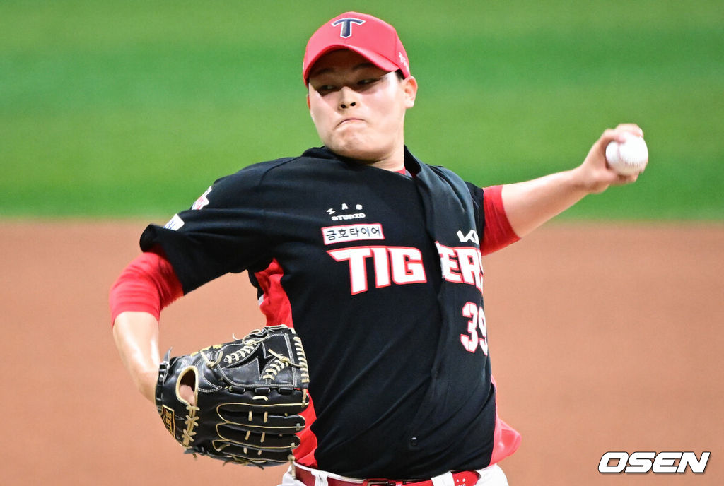 26일 오후 서울 고척스카이돔에서 2026 신한 SOL KBO 리그 키움 히어로즈와 KIA 타이거즈의 경기가 열렸다.이날 경기에 키움은 안우진을, KIA는 김태형을 선발투수로 내세웠다.8회말 KIA 최지민이 역투하고 있다. 2026.05.26 /cej@osen.co.kr