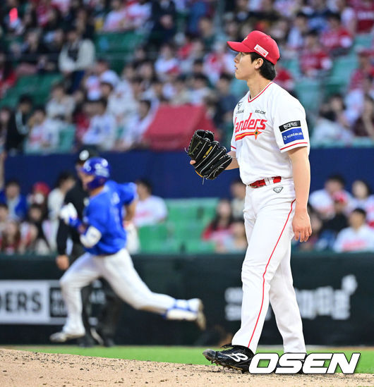 [OSEN=인천, 최규한 기자] 28일 인천 SSG랜더스필드에서 ‘2026 신한 SOL Bank KBO리그’ SSG 랜더스와 삼성 라이온즈의 경기가 열렸다.홈팀 SSG는 히라모토 긴지로, 방문팀 삼성은 최원태를 선발로 내세웠다.5회초 무사 삼성 이재현에 이어 박계범에게 솔로포를 내준 SSG 선발 히라모토 긴지로가 아쉬워하고 있다. 2026.05.28 / dreamer@osen.co.kr