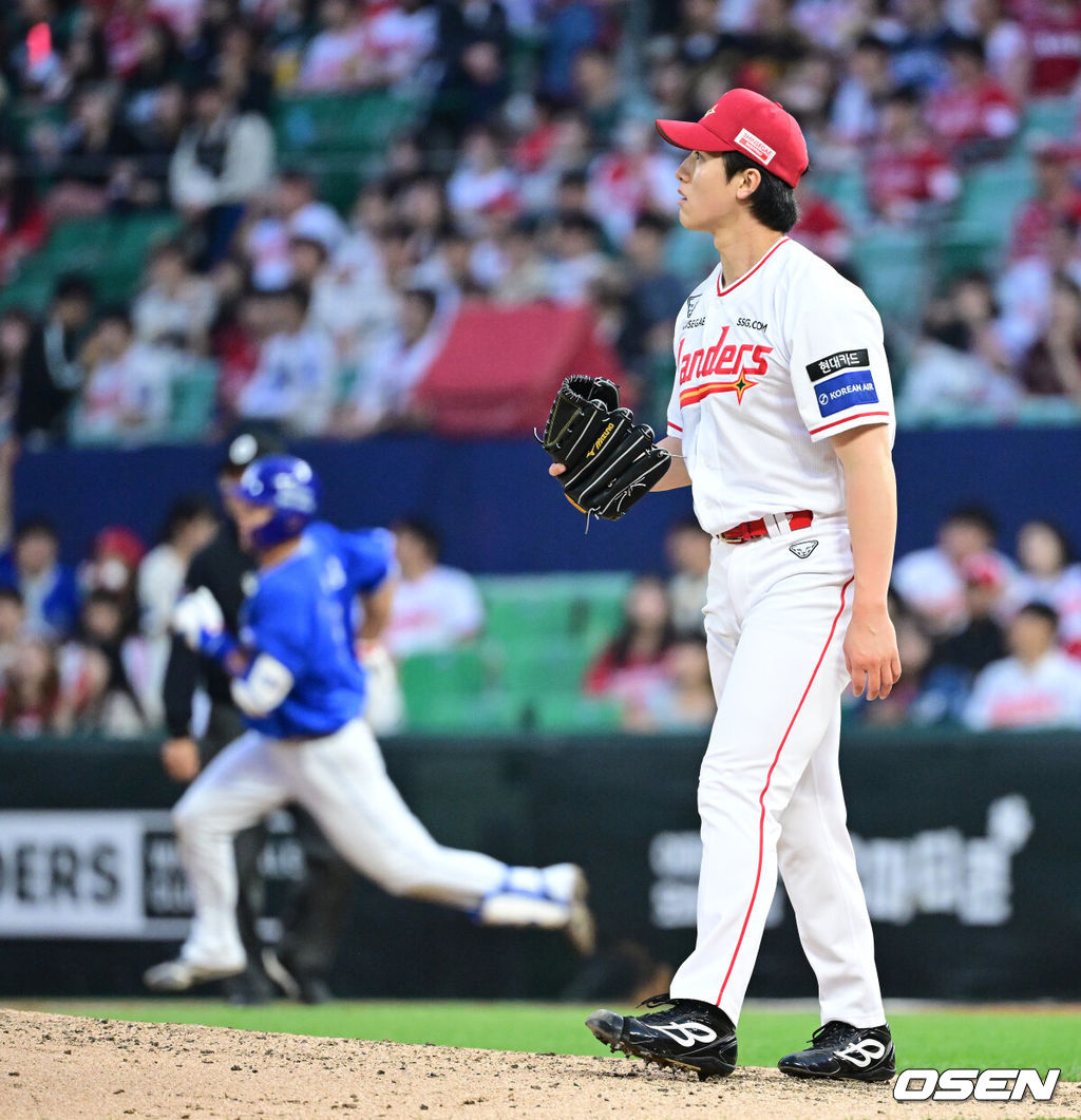 28일 인천 SSG랜더스필드에서 ‘2026 신한 SOL Bank KBO리그’ SSG 랜더스와 삼성 라이온즈의 경기가 열렸다.홈팀 SSG는 히라모토 긴지로, 방문팀 삼성은 최원태를 선발로 내세웠다.5회초 무사 삼성 이재현에 이어 박계범에게 솔로포를 내준 SSG 선발 히라모토 긴지로가 아쉬워하고 있다. 2026.05.28 / dreamer@osen.co.kr
