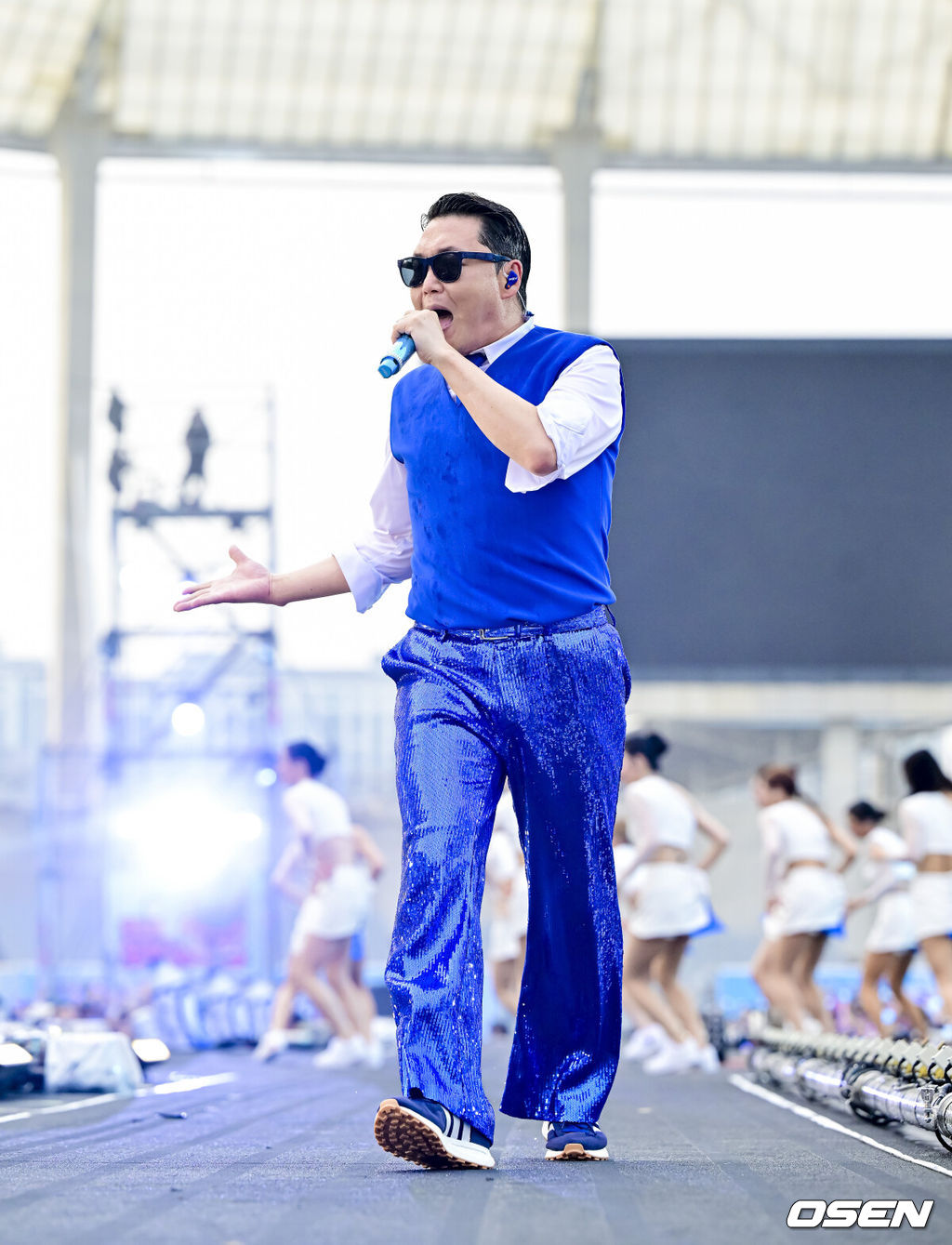 28일 인천 아시아드 주경기장에서 ‘싸이흠뻑쇼 SUMMERSWAG2025(썸머스웨그2025)’ 첫 공연이 진행됐다. 이날 첫 공연에는 지드래곤과 블랙핑크의 로제가 깜짝 등장해 관객들의 뜨거운 환호를 받았다. 로제에 이어 두 번째 게스트로 모습을 드러낸 지드래곤은 'PO￦ER'와 'HOME SWEET HOME'을 부르며 무대를 누볐다. 싸이가 멋진 무대를 펼치고 있다.   2025.06.28 /soul1014@osen.co.kr