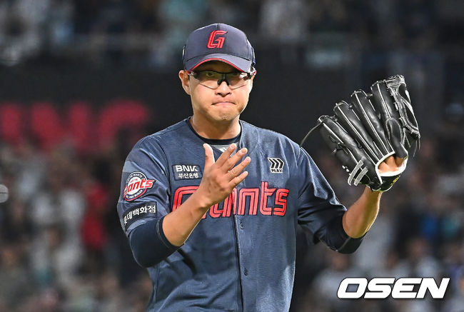 [OSEN=창원, 이석우 기자] 29일 창원NC파크에서 2026 신한 SOL KBO 리그 NC 다이노스와 롯데 자이언츠의 경기가 열렸다. 롯데 자이언츠 박세웅이 6회말 수비를 무실점으로 막고 기뻐하고 있다. 2026.05.29 / foto0307@osen.co.kr