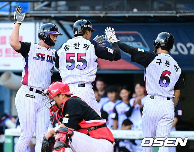 [OSEN=잠실, 최규한 기자] 14일 서울 잠실야구장에서 ‘2026 신한 SOL Bank KBO리그’ LG 트윈스와 KIA 타이거즈의 경기가 열렸다.홈팀 LG는 라클란 웰스, 방문팀 KIA는 이의리를 선발로 내세웠다.1회말 2사 1, 2루 상황 LG 송찬의가 달아나는 좌월 스리런포를 날리고 홈을 밟으며 오지환-구본혁과 기뻐하고 있다. 2026.05.29 / dreamer@osen.co.kr