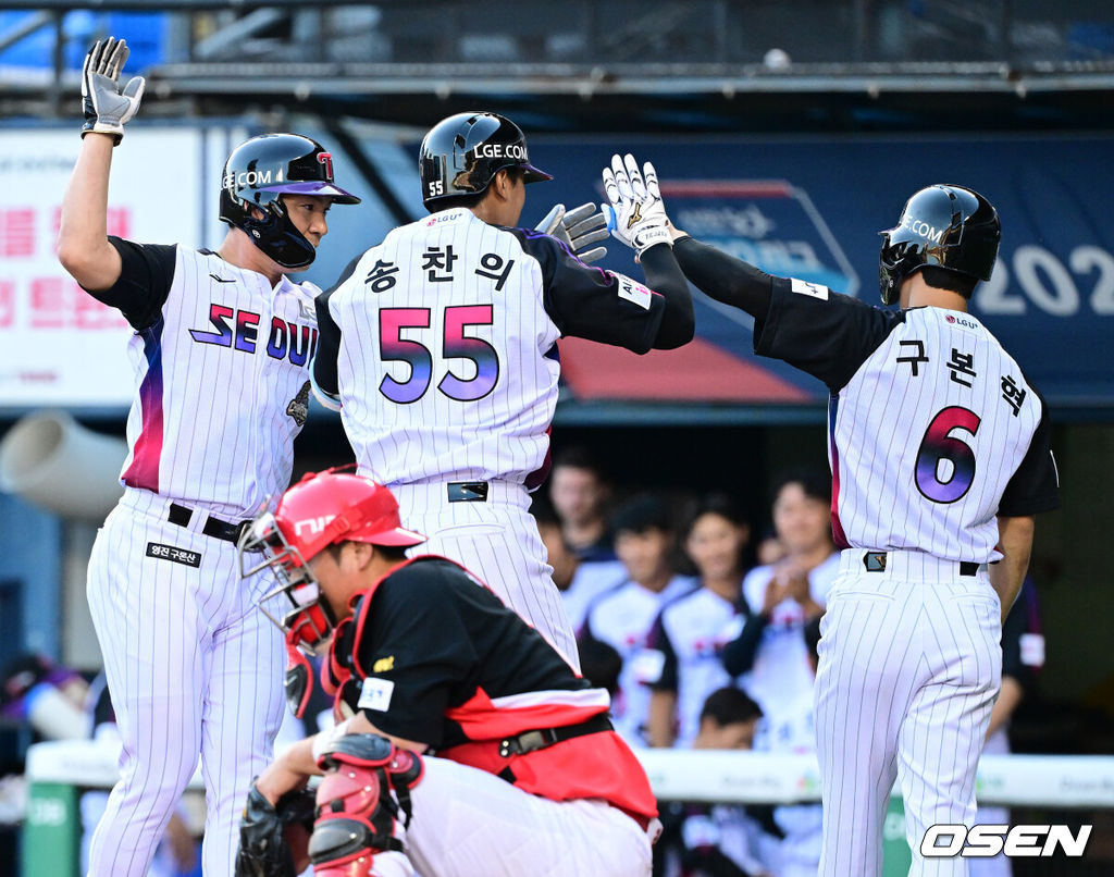 14일 서울 잠실야구장에서 ‘2026 신한 SOL Bank KBO리그’ LG 트윈스와 KIA 타이거즈의 경기가 열렸다.홈팀 LG는 라클란 웰스, 방문팀 KIA는 이의리를 선발로 내세웠다.1회말 2사 1, 2루 상황 LG 송찬의가 달아나는 좌월 스리런포를 날리고 홈을 밟으며 오지환-구본혁과 기뻐하고 있다. 2026.05.29 / dreamer@osen.co.kr