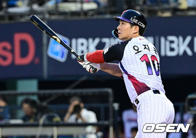 [OSEN=잠실, 최규한 기자] 14일 서울 잠실야구장에서 ‘2026 신한 SOL Bank KBO리그’ LG 트윈스와 KIA 타이거즈의 경기가 열렸다.홈팀 LG는 라클란 웰스, 방문팀 KIA는 이의리를 선발로 내세웠다.4회말 2사 1, 3루 상황 LG 오지환이 달아나는 좌월 스리런포를 날리고 있다. 2026.05.29 / dreamer@osen.co.kr