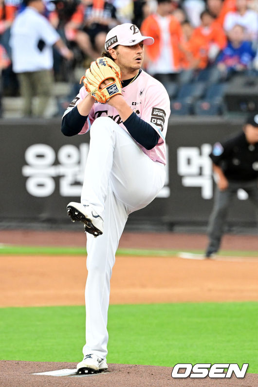 [OSEN=대전, 지형준 기자] 29일 대전 한화생명 볼파크에서 2026 신한 SOL KBO리그 한화 이글스와 SSG 랜더스의 경기가 열렸다.한화는 화이트, SSG은 최원준을 선발로 내세웠다.&nbsp;1회초 한화 화이트가 역투하고 있다. 2026.05.29&nbsp;/ jpnews@osen.co.kr