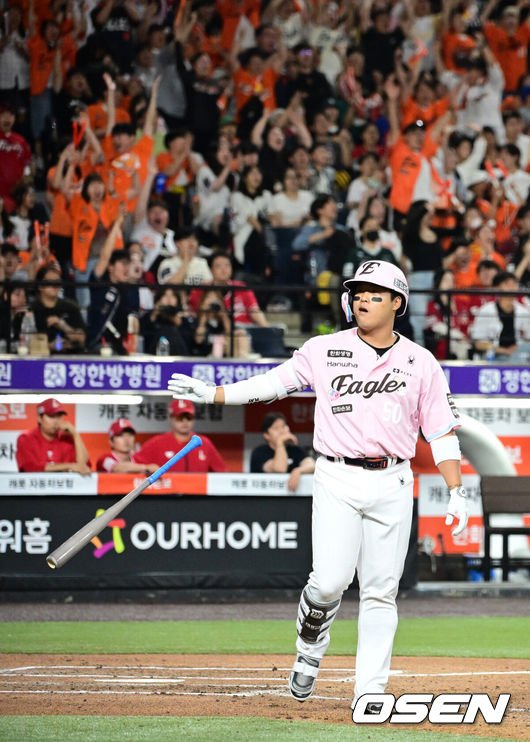 [OSEN=대전, 지형준 기자] 29일 대전 한화생명 볼파크에서 2026 신한 SOL KBO리그 한화 이글스와 SSG 랜더스의 경기가 열렸다.한화는 화이트, SSG은 최원준을 선발로 내세웠다.&nbsp;6회말 2사 2루에서 한화 강백호가 우월 투런포를 날리며 기뻐하고 있다. 2026.05.29&nbsp;/ jpnews@osen.co.kr