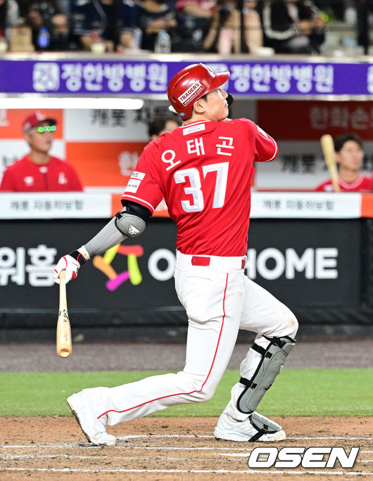 [OSEN=대전, 지형준 기자] 29일 대전 한화생명 볼파크에서 2026 신한 SOL KBO리그 한화 이글스와 SSG 랜더스의 경기가 열렸다.한화는 화이트, SSG은 최원준을 선발로 내세웠다.&nbsp;7회초 2사 3루에서 SSG 오태곤이 좌중월 투런포를 날리고 있다. 2026.05.29&nbsp;/ jpnews@osen.co.kr