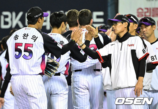 [OSEN=잠실, 최규한 기자] 프로야구 LG 트윈스가 KIA 타이거즈의 7연승을 저지했다.&nbsp;LG는 29일 서울 잠실구장에서 열린 2026 KBO리그 KIA와 경기에서 타선이 폭발하며 12-2 대승을 거뒀다.&nbsp;경기를 마치고 승리한 LG 염경엽 감독과 송찬의가 인사를 나누고 있다. 2026.05.29 / dreamer@osen.co.kr