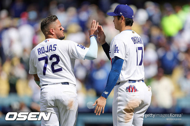 [사진] LA 다저스 미겔 로하스와 오타니 쇼헤이가 승리 후 하이파이브를 하고 있다. ⓒGettyimages(무단전재 및 재배포 금지)