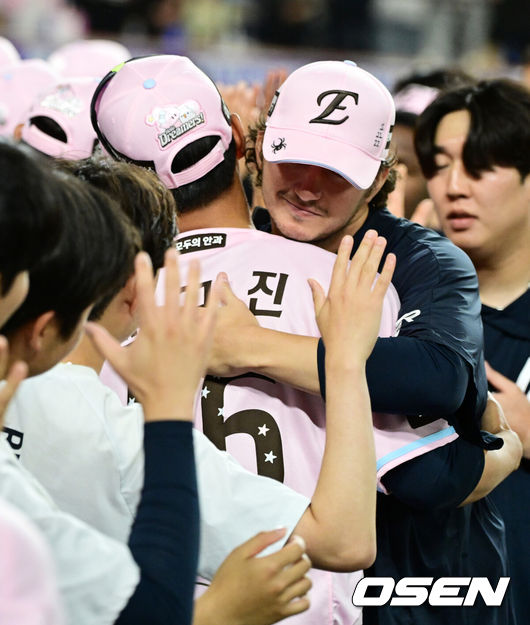 [OSEN=대전, 지형준 기자] 프로야구 한화 이글스가 허인서와 강백호의 홈런, 오웬 화이트의 호투를 엮어 2연승에 성공, SSG 랜더스를 10연패로 몰아넣었다.김경문 감독이 이끄는 한화는 29일 대전 한화생명 볼파크에서 열린 2026 신한 SOL KBO리그 SSG와의 홈경기에서 4-3으로&nbsp;승리했다. 이날 승리로 2연승을 만든 한화는 시즌 전적 25승25패로 5할 승률을 찍었다. 반면 10연패 수렁에 빠진 SSG는 22승28패가 됐다.경기를 마치고 한화 화이트가 윤규진 코치와 승리를 기뻐하고 있다. 2026.05.29&nbsp;/ jpnews@osen.co.kr