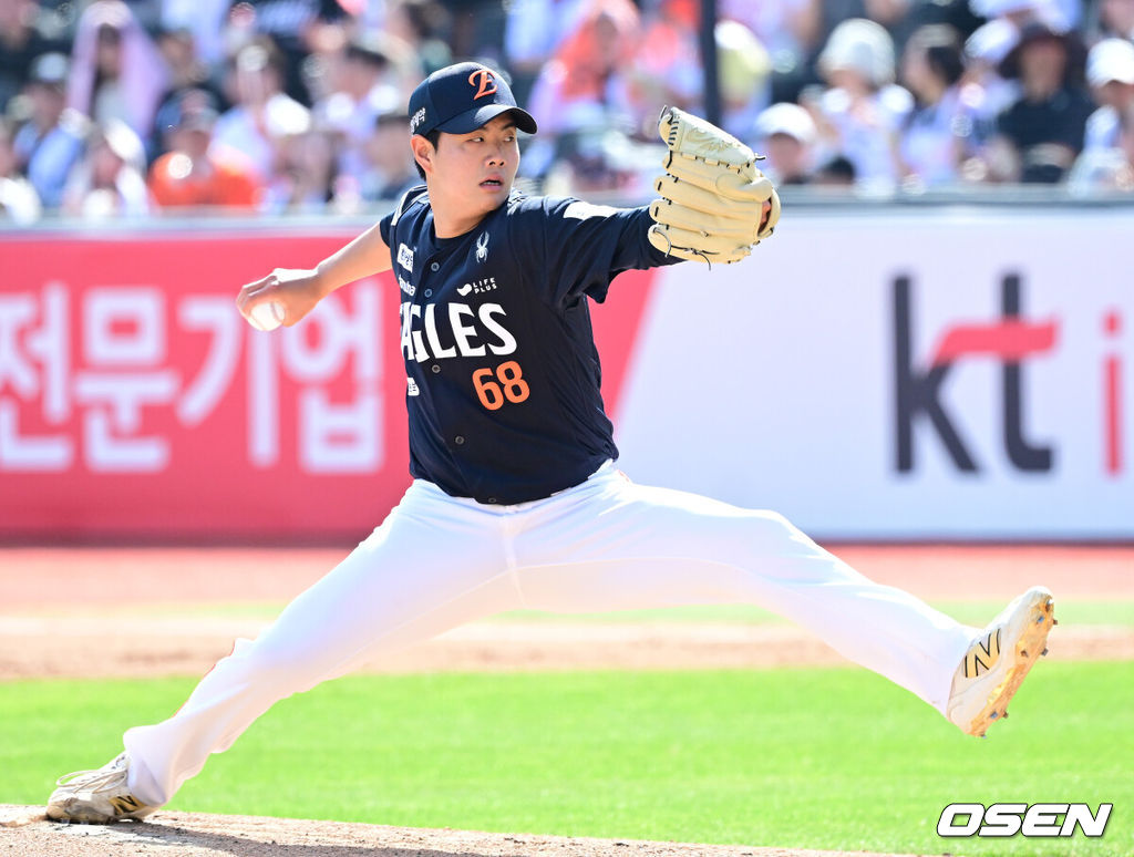 17일 수원 KT위즈파크에서 ‘2026 신한 SOL Bank KBO리그’ KT 위즈와 한화 이글스의 경기가 열렸다.홈팀 KT는 맷 사우어, 방문팀 한화는 류현진을 선발로 내세웠다.6회말 마운드에 오른 한화 박준영이 힘차게 공을 뿌리고 있다. 2026.05.17 / dreamer@osen.co.kr