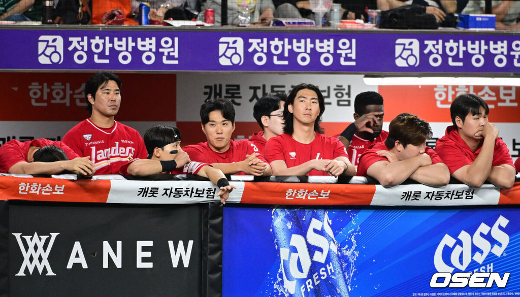 프로야구 한화 이글스가 허인서와 강백호의 홈런, 오웬 화이트의 호투를 엮어 2연승에 성공, SSG 랜더스를 10연패로 몰아넣었다.김경문 감독이 이끄는 한화는 29일 대전 한화생명 볼파크에서 열린 2026 신한 SOL KBO리그 SSG와의 홈경기에서 4-3으로 승리했다. 이날 승리로 2연승을 만든 한화는 시즌 전적 25승25패로 5할 승률을 찍었다. 반면 10연패 수렁에 빠진 SSG는 22승28패가 됐다.9회초 SSG 선수들이 경기를 지켜보고 있다. 2026.05.29 / jpnews@osen.co.kr