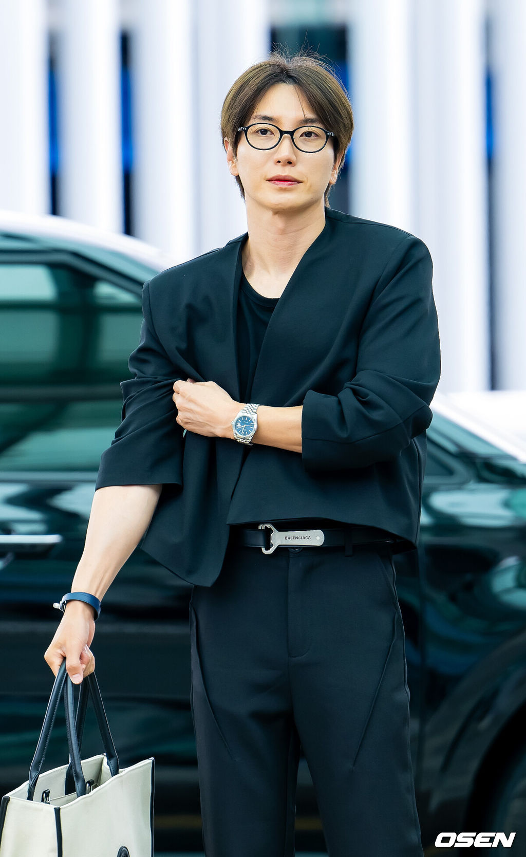 슈퍼주니어(SUPER JUNIOR) 12일 오후 해외일정 차 인천국제공항을 인도네시아 자카르타로 출국했다.슈퍼주니어는 데뷔 20주년을 맞아 예정된 해외 투어 일정을 소화한다.슈퍼주니어 이특이 출국길에 포즈를 취하고 있다. 2025.09.12 / rumi@osen.co.kr