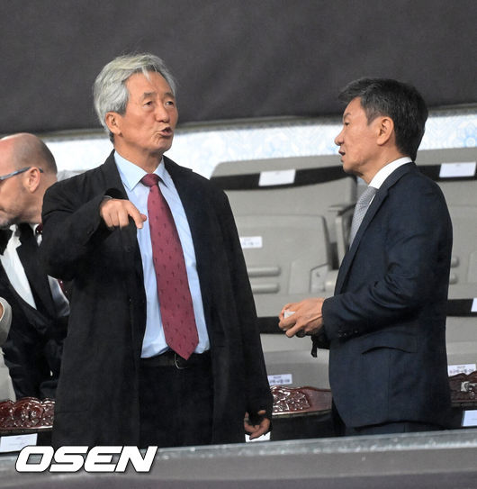 [OSEN=수원, 이대선 기자] 수원FC 위민은 20일 수원종합운동장에서 열린 2025-2026시즌 아시아축구연맹(AFC) 여자 챔피언스리그(AWCL) 4강전에서 북한 평양 내고향여자축구단과 경기에서 1-2로 패배했다.경기에 앞서 정몽준 아산재단 이사장이 정몽규 대한축구협회장과 이야기를 나누고 있다. 2026.05.20 /sunday@osen.co.kr