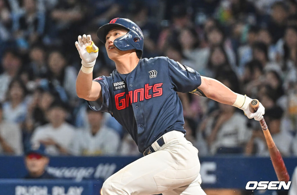 29일 창원NC파크에서 2026 신한 SOL KBO 리그 NC 다이노스와 롯데 자이언츠의 경기가 열렸다. 홈팀 NC는 구창모가, 방문팀 롯데는 박세웅이 선발 출전했다. 롯데 자이언츠 전민재가 8회초 1사 좌월 솔로 홈런을 치고 있다. 2026.05.29 / foto0307@osen.co.kr