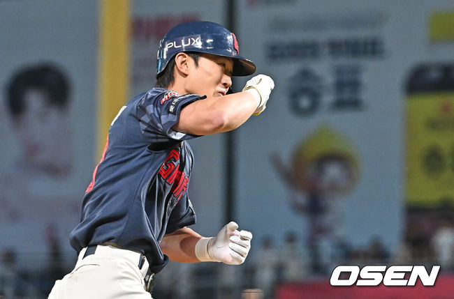 [OSEN=창원, 이석우 기자] 29일 창원NC파크에서 2026 신한 SOL KBO 리그 NC 다이노스와 롯데 자이언츠의 경기가 열렸다. 홈팀 NC는 구창모가, 방문팀 롯데는 박세웅이 선발 출전했다. 롯데 자이언츠 전민재가 8회초 1사 좌월 솔로 홈런을 치고 세리머니를 하고 있다. 2026.05.29 / foto0307@osen.co.kr