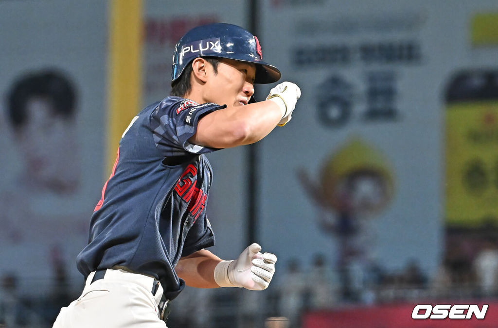 29일 창원NC파크에서 2026 신한 SOL KBO 리그 NC 다이노스와 롯데 자이언츠의 경기가 열렸다. 홈팀 NC는 구창모가, 방문팀 롯데는 박세웅이 선발 출전했다. 롯데 자이언츠 전민재가 8회초 1사 좌월 솔로 홈런을 치고 세리머니를 하고 있다. 2026.05.29 / foto0307@osen.co.kr