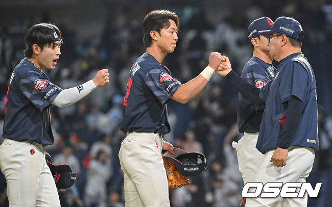 [OSEN=창원, 이석우 기자] 29일 창원NC파크에서 2026 신한 SOL KBO 리그 NC 다이노스와 롯데 자이언츠의 경기가 열렸다. 홈팀 NC는 구창모가, 방문팀 롯데는 박세웅이 선발 출전했다. 롯데 자이언츠 전민재가 연장 승부끝에 NC 다이노스에 6-2로 승리한 후 김태형 감독과 하이파이브를 하고 있다. 2026.05.29 / foto0307@osen.co.kr