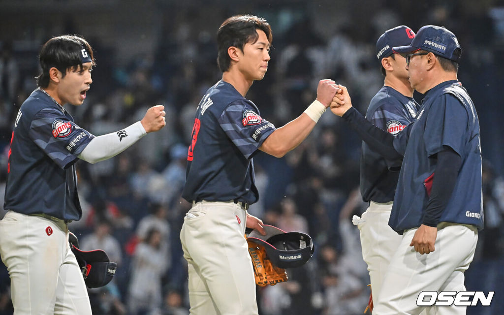 29일 창원NC파크에서 2026 신한 SOL KBO 리그 NC 다이노스와 롯데 자이언츠의 경기가 열렸다. 홈팀 NC는 구창모가, 방문팀 롯데는 박세웅이 선발 출전했다. 롯데 자이언츠 전민재가 연장 승부끝에 NC 다이노스에 6-2로 승리한 후 김태형 감독과 하이파이브를 하고 있다. 2026.05.29 / foto0307@osen.co.kr