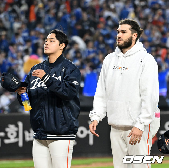 [OSEN=대전, 이대선 기자] 프로야구 한화 이글스가 첫 판을 승리하고, 한국시리즈 진출 확률 76.5%를 잡았다.&nbsp;한화는&nbsp;18일 대전 한화생명볼파크에서 열린 2025 KBO리그 플레이오프(5전 3선승제) 1차전 삼성 라이온즈와 경기에서 9-8&nbsp;재역전 승리를 거뒀다.경기 종료 후 한화 문동주와 폰세가 관중석을 향해 인사를 하고 있다. 2025.10.18 /sunday@osen.co.kr