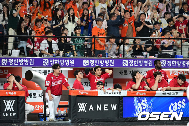 [OSEN=대전, 지형준 기자] 프로야구 한화 이글스가 허인서와 강백호의 홈런, 오웬 화이트의 호투를 엮어 2연승에 성공, SSG 랜더스를 10연패로 몰아넣었다.김경문 감독이 이끄는 한화는 29일 대전 한화생명 볼파크에서 열린 2026 신한 SOL KBO리그 SSG와의 홈경기에서 4-3으로&nbsp;승리했다. 이날 승리로 2연승을 만든 한화는 시즌 전적 25승25패로 5할 승률을 찍었다. 반면 10연패 수렁에 빠진 SSG는 22승28패가 됐다.경기를 마치고 SSG 선수들이 10연패를 당하며 아쉬워하고 있다. 2026.05.29&nbsp;/ jpnews@osen.co.kr