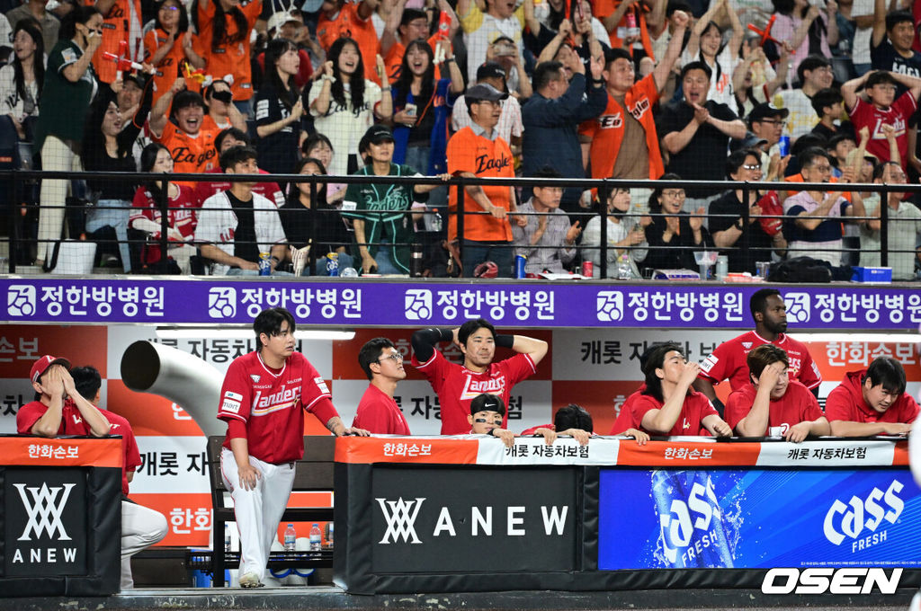 프로야구 한화 이글스가 허인서와 강백호의 홈런, 오웬 화이트의 호투를 엮어 2연승에 성공, SSG 랜더스를 10연패로 몰아넣었다.김경문 감독이 이끄는 한화는 29일 대전 한화생명 볼파크에서 열린 2026 신한 SOL KBO리그 SSG와의 홈경기에서 4-3으로 승리했다. 이날 승리로 2연승을 만든 한화는 시즌 전적 25승25패로 5할 승률을 찍었다. 반면 10연패 수렁에 빠진 SSG는 22승28패가 됐다.경기를 마치고 SSG 선수들이 10연패를 당하며 아쉬워하고 있다. 2026.05.29 / jpnews@osen.co.kr