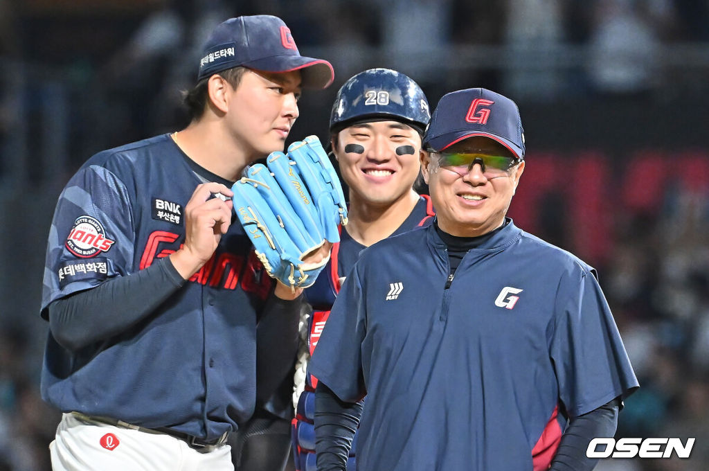 29일 창원NC파크에서 2026 신한 SOL KBO 리그 NC 다이노스와 롯데 자이언츠의 경기가 열렸다. 홈팀 NC는 구창모가, 방문팀 롯데는 박세웅이 선발 출전했다. 롯데 자이언츠 김태형 감독이 8회말 2사 마운드에 올라 김원중, 손성빈과 함께 활짝 웃고 있다. 2026.05.29 / foto0307@osen.co.kr