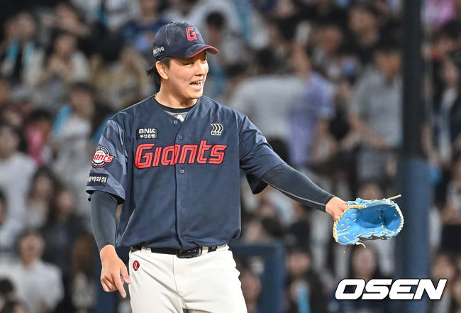 [OSEN=창원, 이석우 기자] 29일 창원NC파크에서 2026 신한 SOL KBO 리그 NC 다이노스와 롯데 자이언츠의 경기가 열렸다. 홈팀 NC는 구창모가, 방문팀 롯데는 박세웅이 선발 출전했다. 롯데 자이언츠 김원중이 8회말 1사 NC 다이노스 김주원을 1루수 땅볼로 잡고 미소짓고 있다. 2026.05.29 / foto0307@osen.co.kr