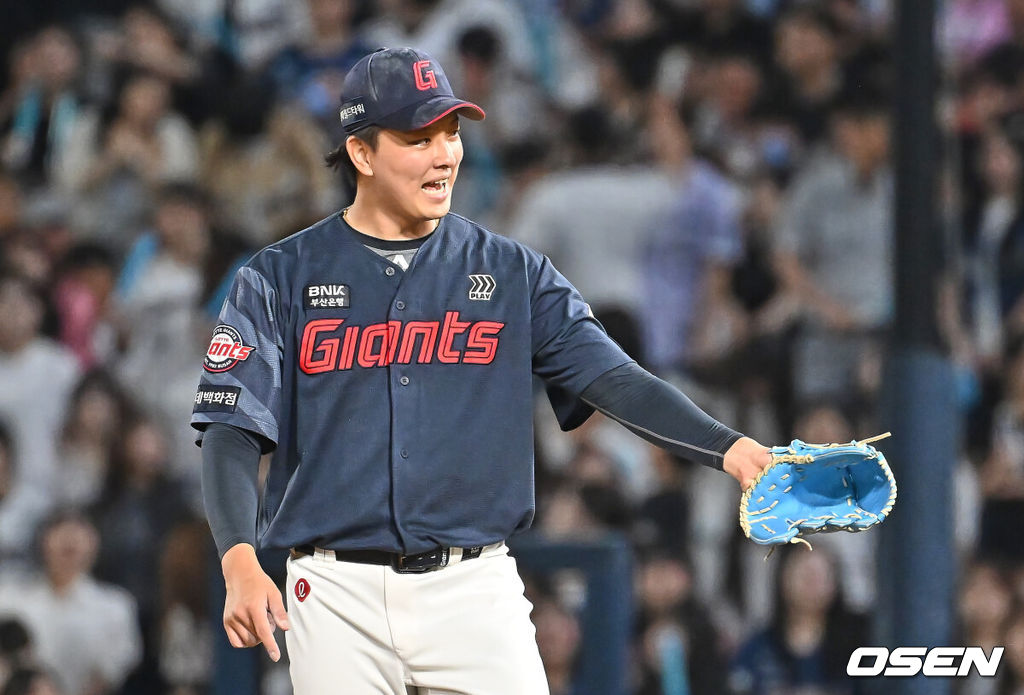 29일 창원NC파크에서 2026 신한 SOL KBO 리그 NC 다이노스와 롯데 자이언츠의 경기가 열렸다. 홈팀 NC는 구창모가, 방문팀 롯데는 박세웅이 선발 출전했다. 롯데 자이언츠 김원중이 8회말 1사 NC 다이노스 김주원을 1루수 땅볼로 잡고 미소짓고 있다. 2026.05.29 / foto0307@osen.co.kr